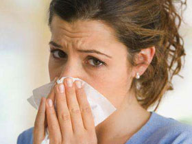 Насморк и заложенность носа характерны как для простуды, так и для аллергии