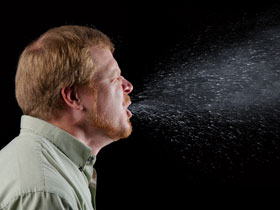 При кашле и чихании вирусы гриппа и простуды разлетаются на несколько метров