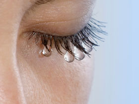 У некоторых людей с синдромом сухого глаза иногда постоянно слезятся глаза