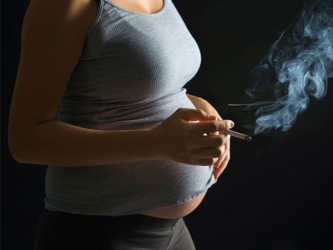 Исследования показывают, что курение до и после беременности может вызвать проблемы со слухом У ребенка.