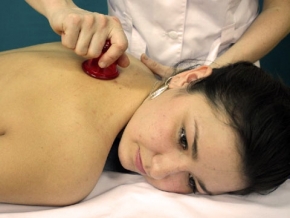 Баночный массаж при остеохондрозе позвоночника, вакуумный массаж спины, видео
